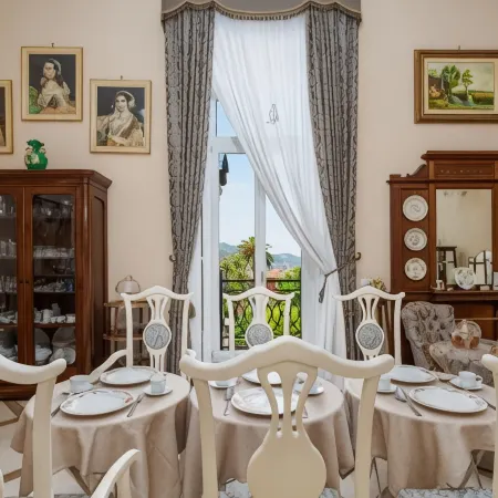 Coco's Apartments - de Vivo Realty