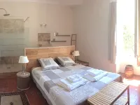 Beautiful Provencal house, French billiards and swimming pool - 8 people Hotels in Robion