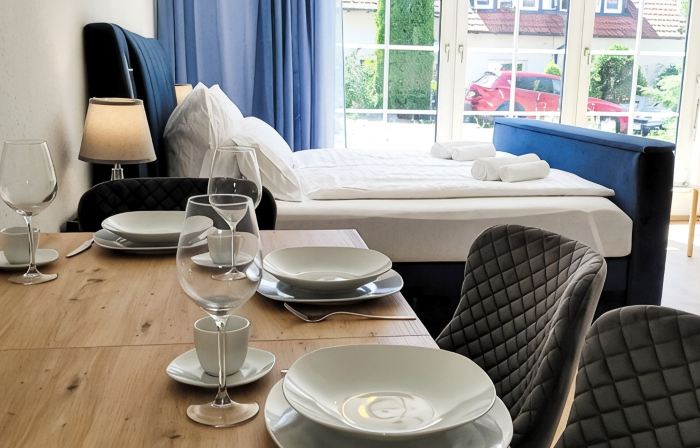 Terrasse - Parkplatz - TV im Boxspringbett - Küche