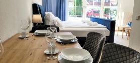 Terrasse - Parkplatz - TV im Boxspringbett - Küche