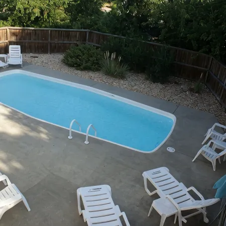 Indoor and outdoor Pool, Gym,Walk to Beach or Town