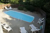 Indoor and outdoor Pool, Gym,Walk to Beach or Town - شرفة
