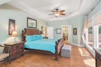 Lake Front Honky Tonkin & Lake Life  O/D Kitchen & Tiki Hut -Near Nashville - 4-Star