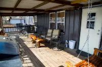 Lake front retreat, covered boat dock, large deck , fenced play area, RV parking - Homestays