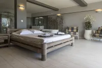 Property 480m2, sea view, heated swimming pool 6 bedrooms, 6 bathrooms, 3mn from the beach - Homestays