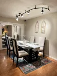 LUXE 3 BR, 2 BA + Hot Tub - Homestays