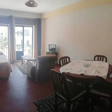 2 bedroom apartment 5 minutes from the beach with sea views!