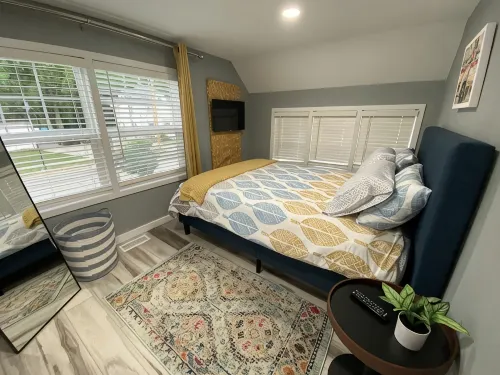 1 block to lake, 2 blocks-Surf Ballroom, & 3 blocks-City Park-Perfect posh stay!