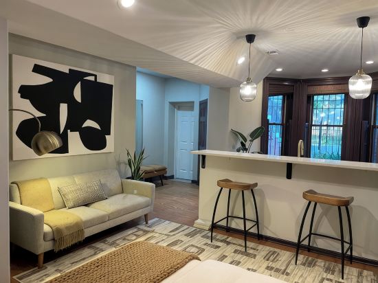 The Landmark; a comfy suite near McCormick Place