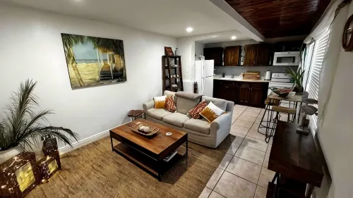 Beachside Boutique Villa Steps to Seven Mile Beach -  Casas de vacaciones