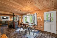 Riverfront Luxury Cabin-Hot Tub-EV-Deluxe Kitchen-WiFi