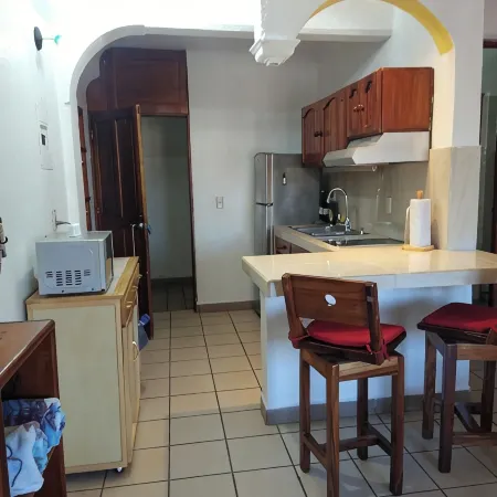 Steps From Main Beaches & Ocean View From Pool
