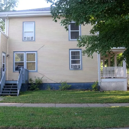 Downtown townhouse 3.5 blocks to the beach!