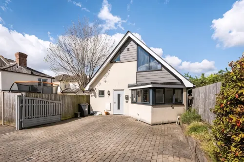 Three Bedroom Detached Home with Parking, Quiet location, Short Drive to Beach! - บังกะโล
