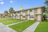 2 bedroom, walk to the Beach! Sleeps 6, outdoor games and yard space! - Bungalows
