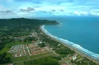 Private residential home for 8 with private pool; 5 min walk to Jacó Beach.