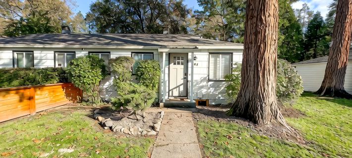 Cute Home with fully fenced yard Hot Tub and Fire Pit. Hotels in Grants Pass