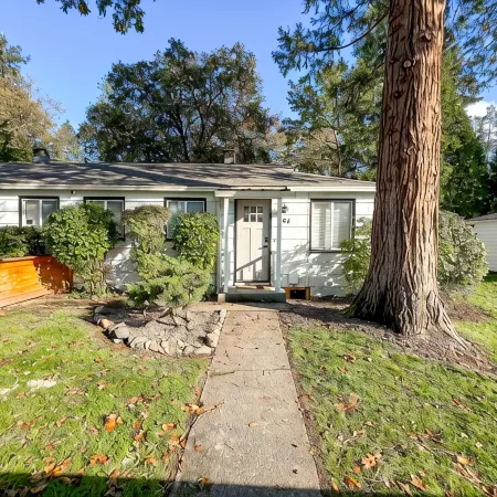 Cute Home with fully fenced yard Hot Tub and Fire Pit.