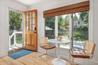Mins to DTA - King Beds - Parking - Bungalows