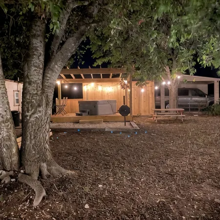 Charming Tiny Home & Hot Tub, Medina