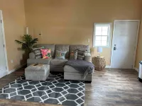 Tiny Flamingo's Nest - Cottage Near Pioneer Woman Mercantile - Pet friendly!