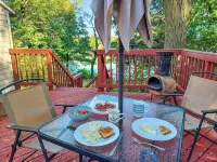Cozy Treehouse on the Lake - Peaceful and Private -  Privatzimmer