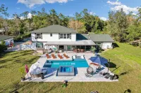 Luxurious 7-bedroom villa with pool/spa and pickleball court in fabulous Naples - Villas