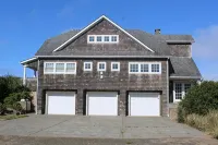 Beach Front, Cape Cod Coastal Story Book Home, 10 minutes from Westport - 4-Star