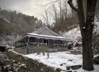 Plum Crooked Poet’s Cottage ~  Once Upon A Time ~ Downtown Marshall - 4 stjerner