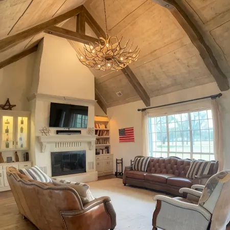 Modern farmhouse retreat between DFW and Houston. Hotels in Freestone County
