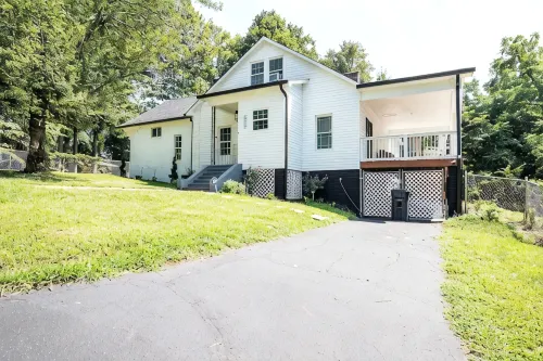 Charm of Crestview! 5-bedroom house in serene Knoxville! - Bungalows