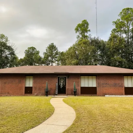 Family-sized house with plenty of space with game room & covered patio