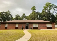 Family-sized house with plenty of space with game room & covered patio