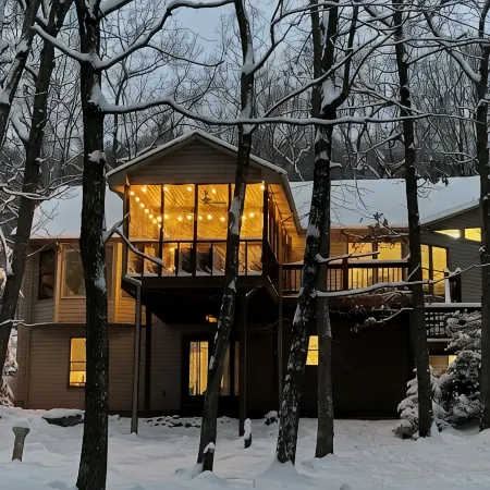 Game Room~Grill~Screen Porch~Fireplace~Top of Mountain~Walk to Most Amenities