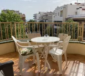 Ideally located 3-bedroom apartment with air conditioning and parking. - Apartments