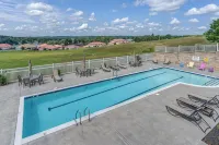 "Hook, Wine, and Sinker" Large 5-bed lakefront villa-pool, hot tub, and courts -  Casas de vacaciones
