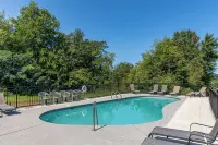 Wow!-Pool-Hot Tub-Cozy Cabin Near Dollywood Centrally Located