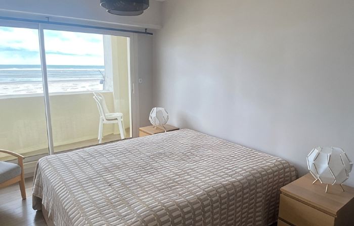 Sunny 2nd-floor apartment facing the sea. Wifi