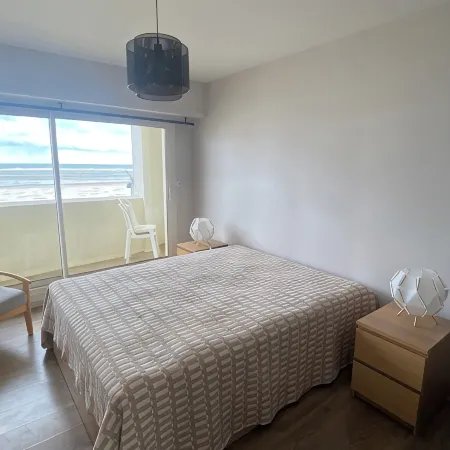 Sunny 2nd-floor apartment facing the sea. Wifi