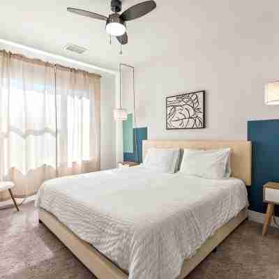 Virelli Apartments Upscale King Suite in the Heart of Orlando w Pool Rooms