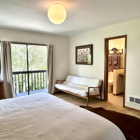 Mid-Century Beach Lodge- 1 Block to Beach!