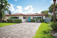 Charming Beach House with Private Pool Paradise~WALK TO THE BEACH! - 4-نجوم