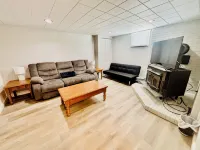 Full basement apartment quiet comfy 1-bedroom with Hot tub and fireplace - 2-Sterne
