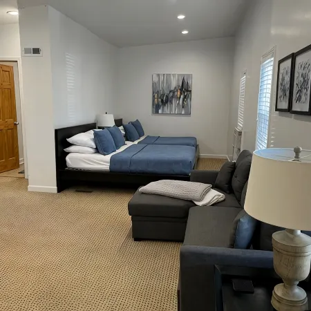 The Original Wrigleyville Coach House- Private 2 Story House in Heart of City