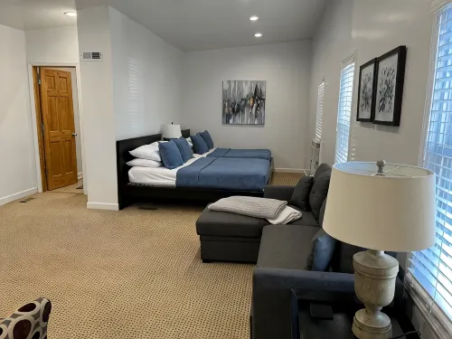 The Original Wrigleyville Coach House- Private 2 Story House in Heart of City - Bungalows