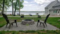 Lake George cottage with large lakefront lawn - 3 tähden