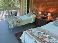 The Tannery! Private Dipping Pool In The Warm Springs Stream! Pet Friendly! バスのホテル