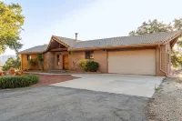 New Listing Near Yosemite Park, King Bed, Hot Tub, BBQ, Firepit & Mountain Views - con vistas a la montaña