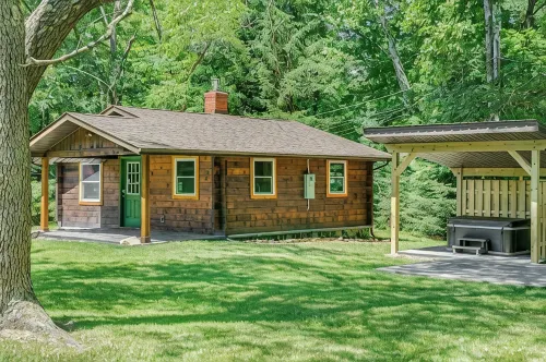 Cozy Log Cabin with Hot Tub - Chalets