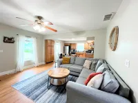 Cozy & Comfortable - Stylishly Decorated & Close to Everything!